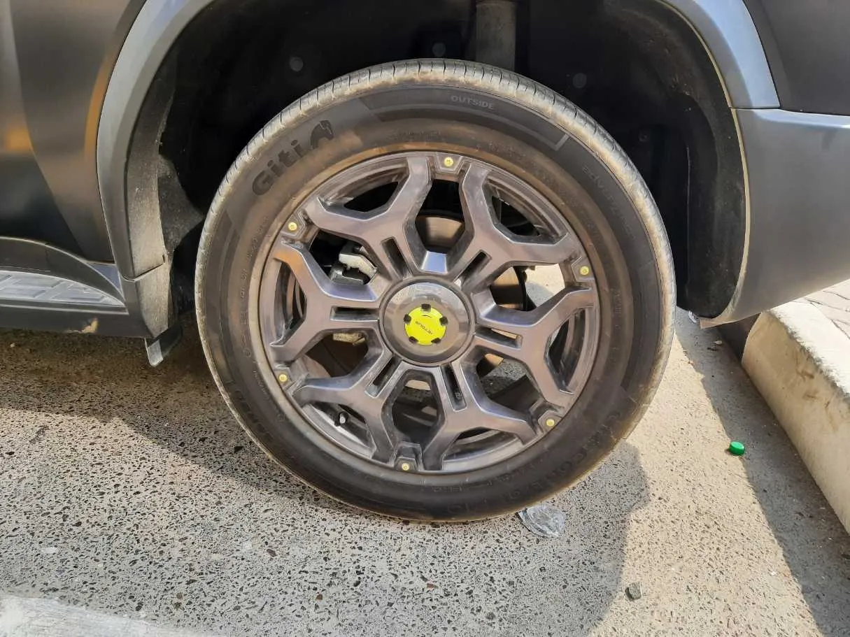 Car image 9