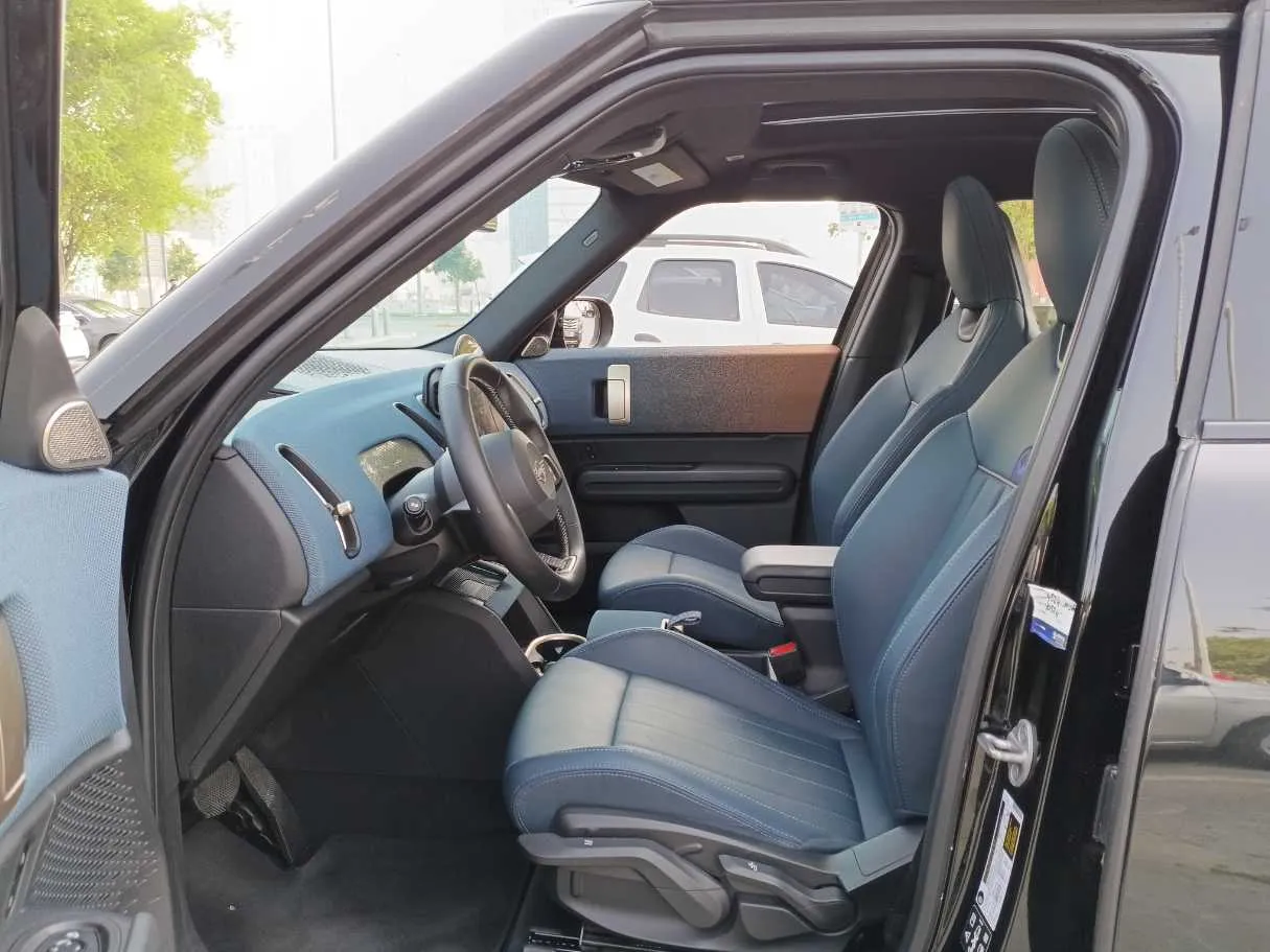 Car image 12