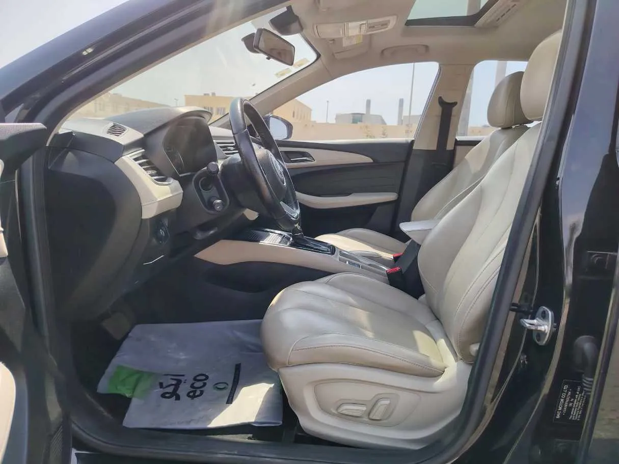 Car image 14