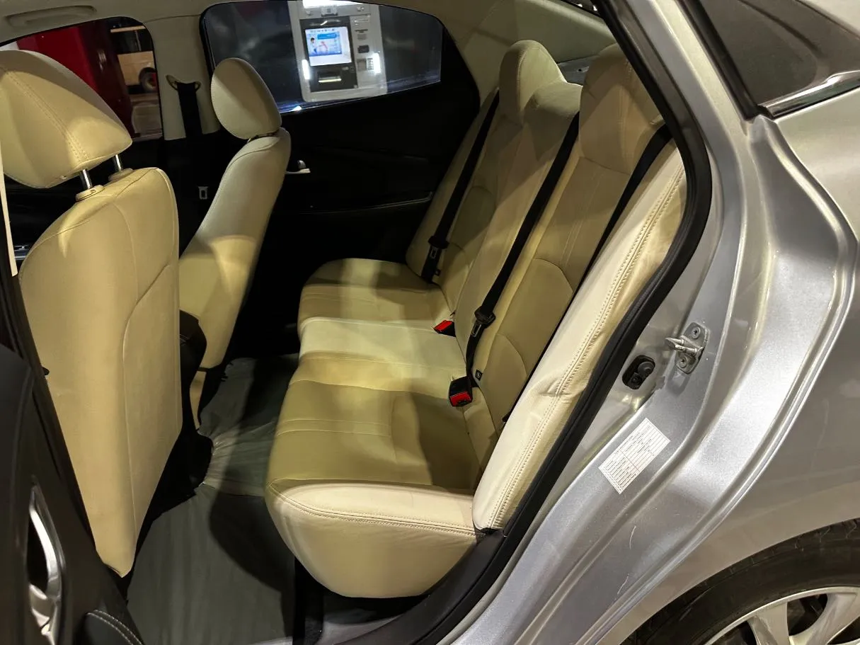 Car image 14