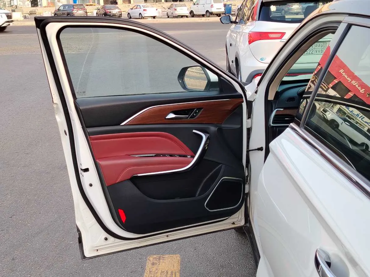 Car image 11