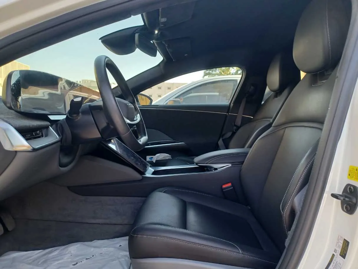 Car image 11