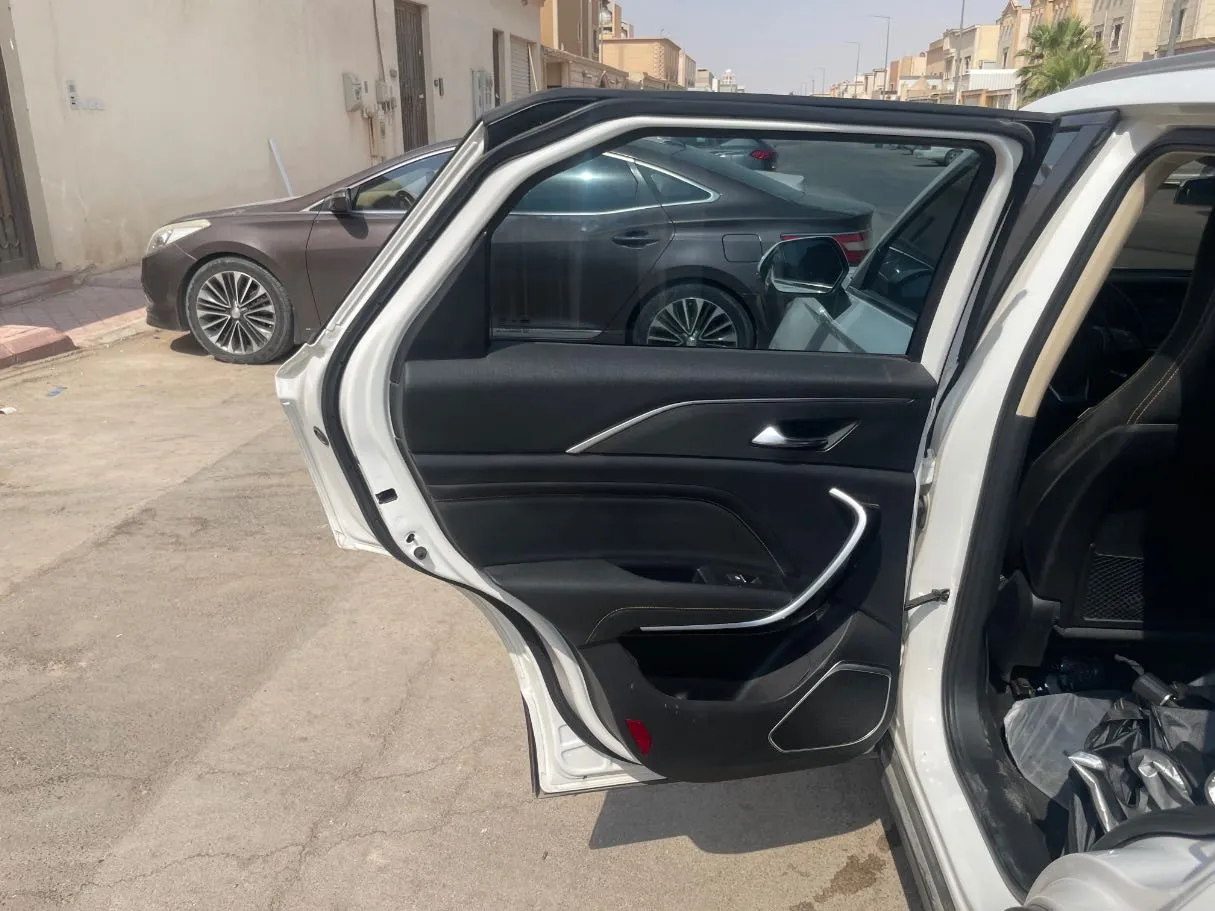 Car image 13