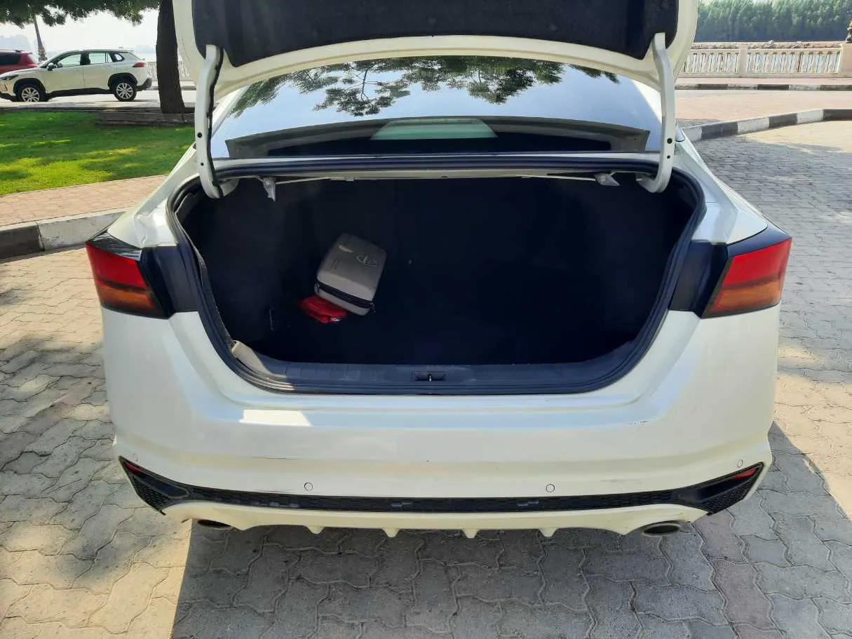 Car image 19