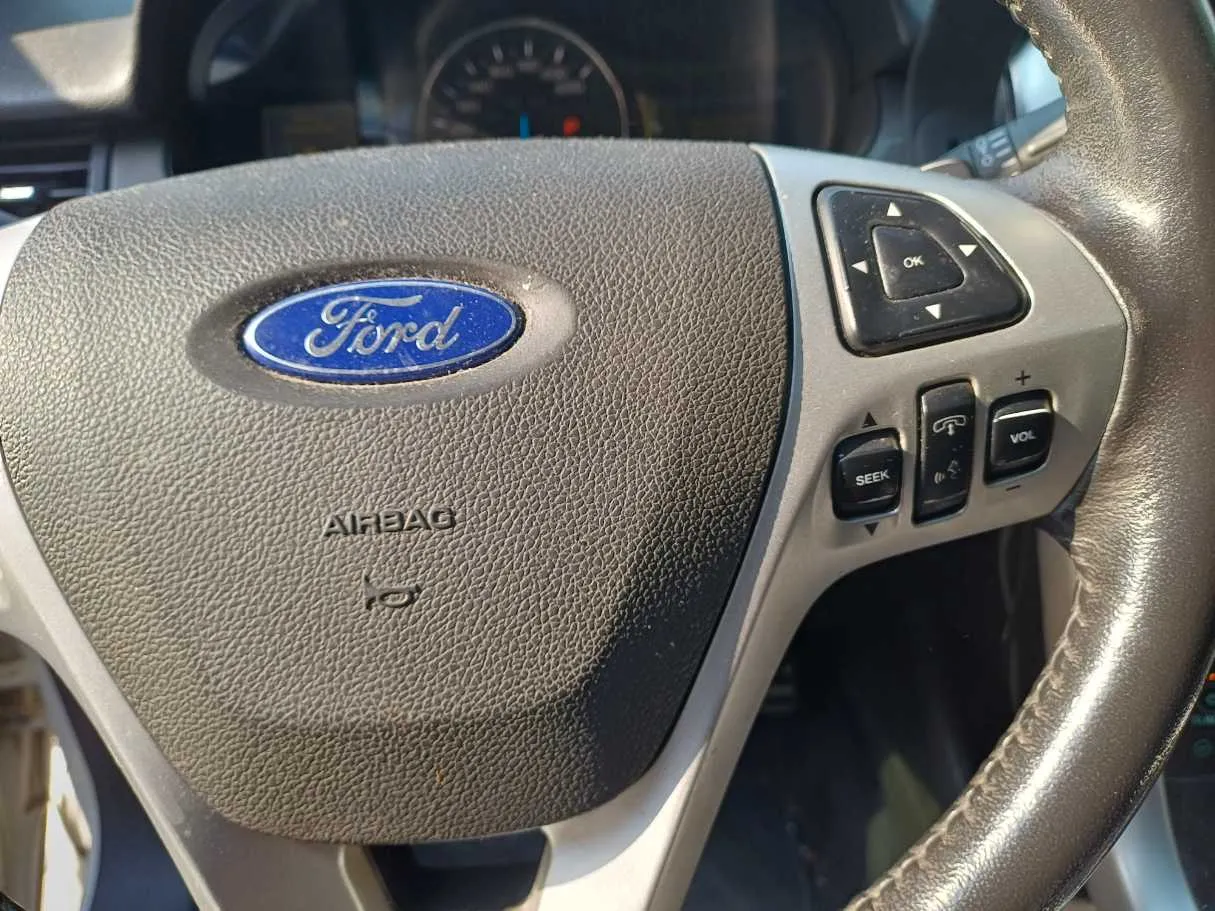 Car image 19