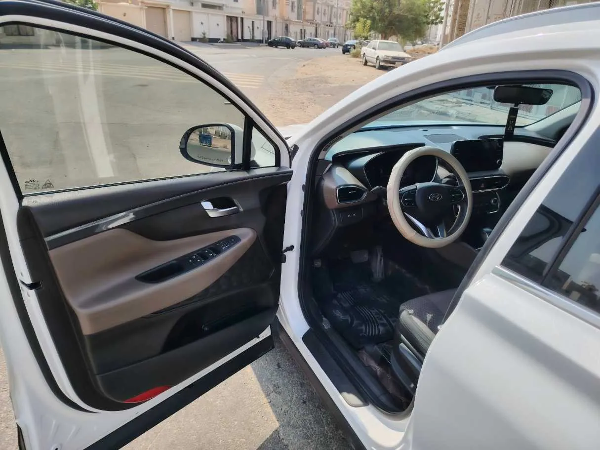 Car image 12