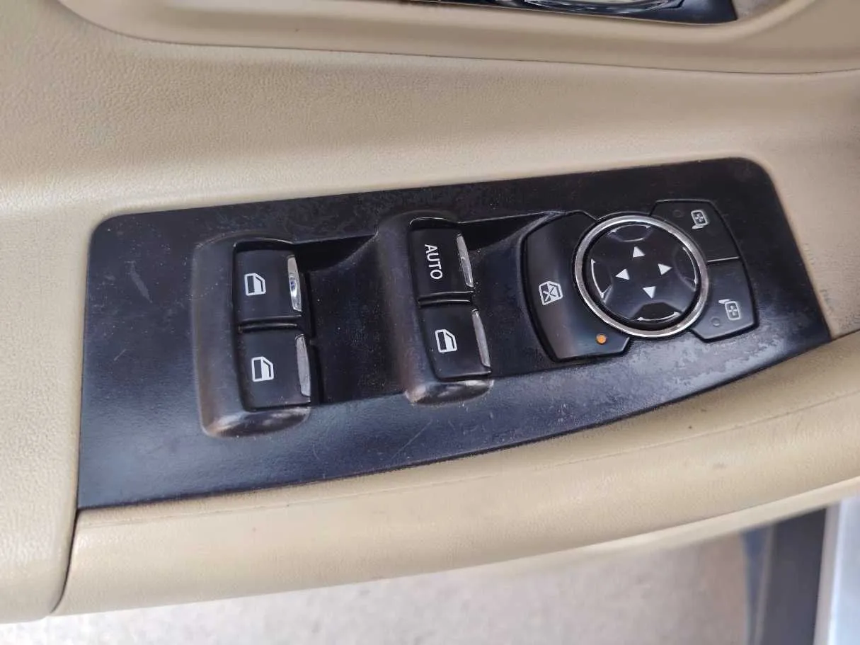 Car image 25