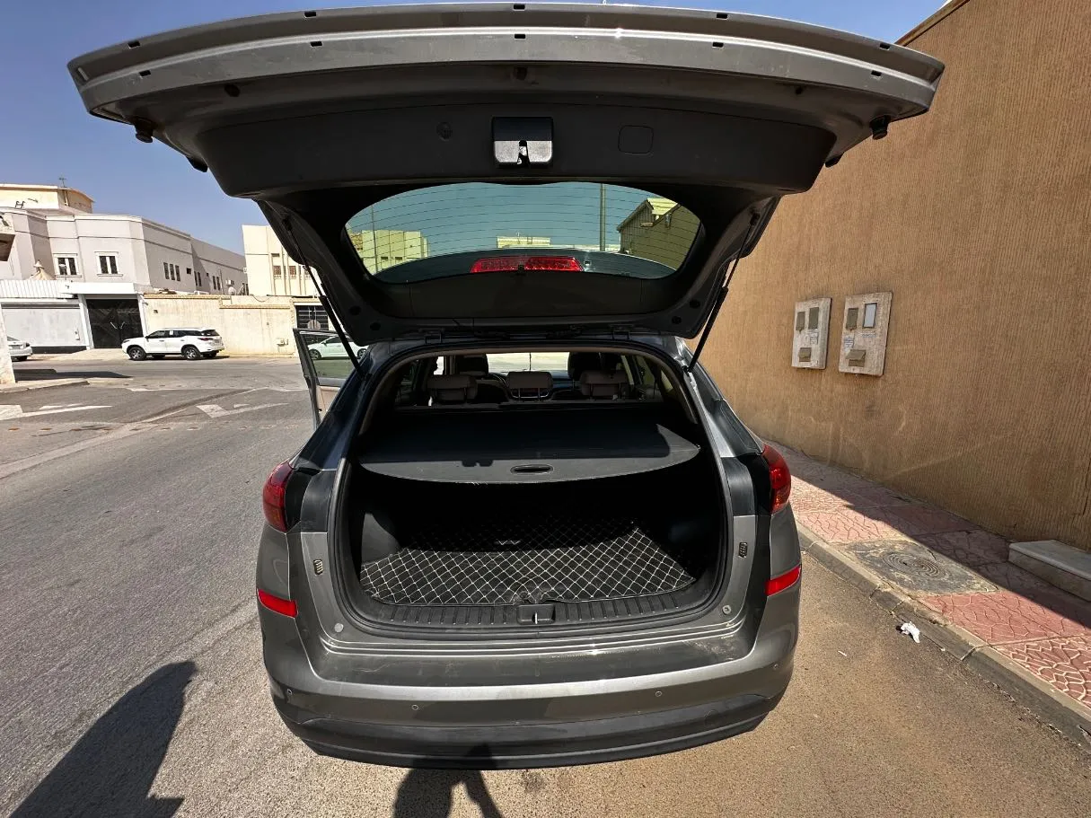 Car image 22