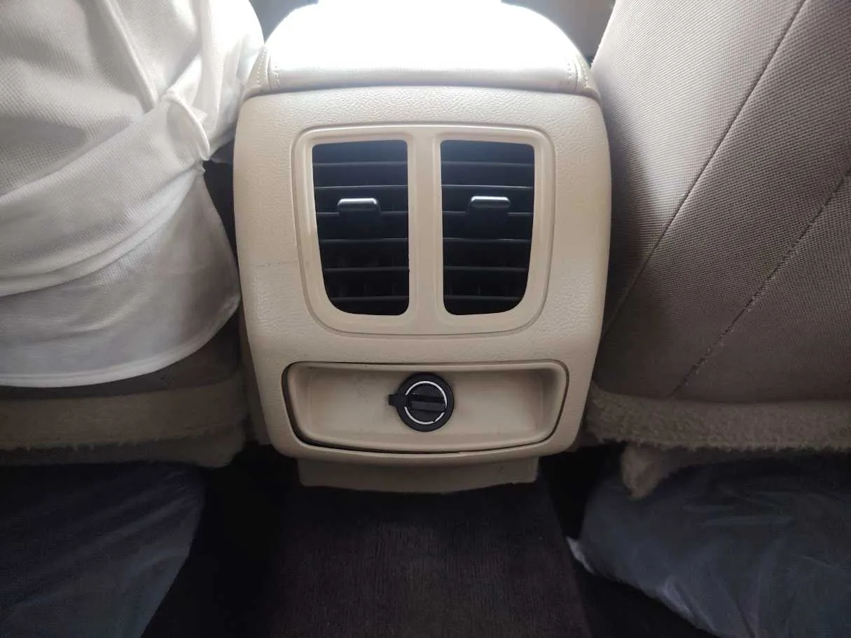Car image 30