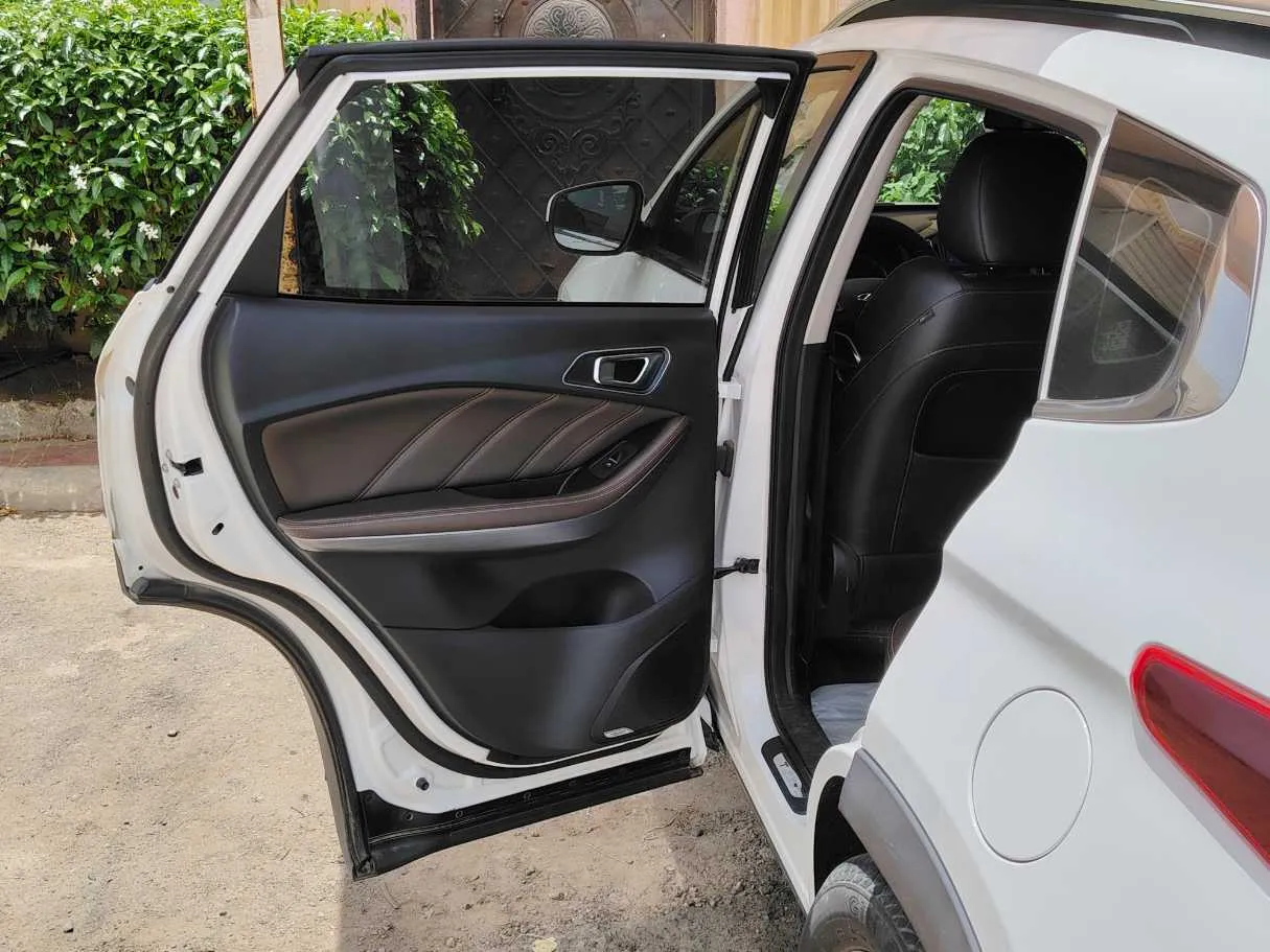 Car image 13