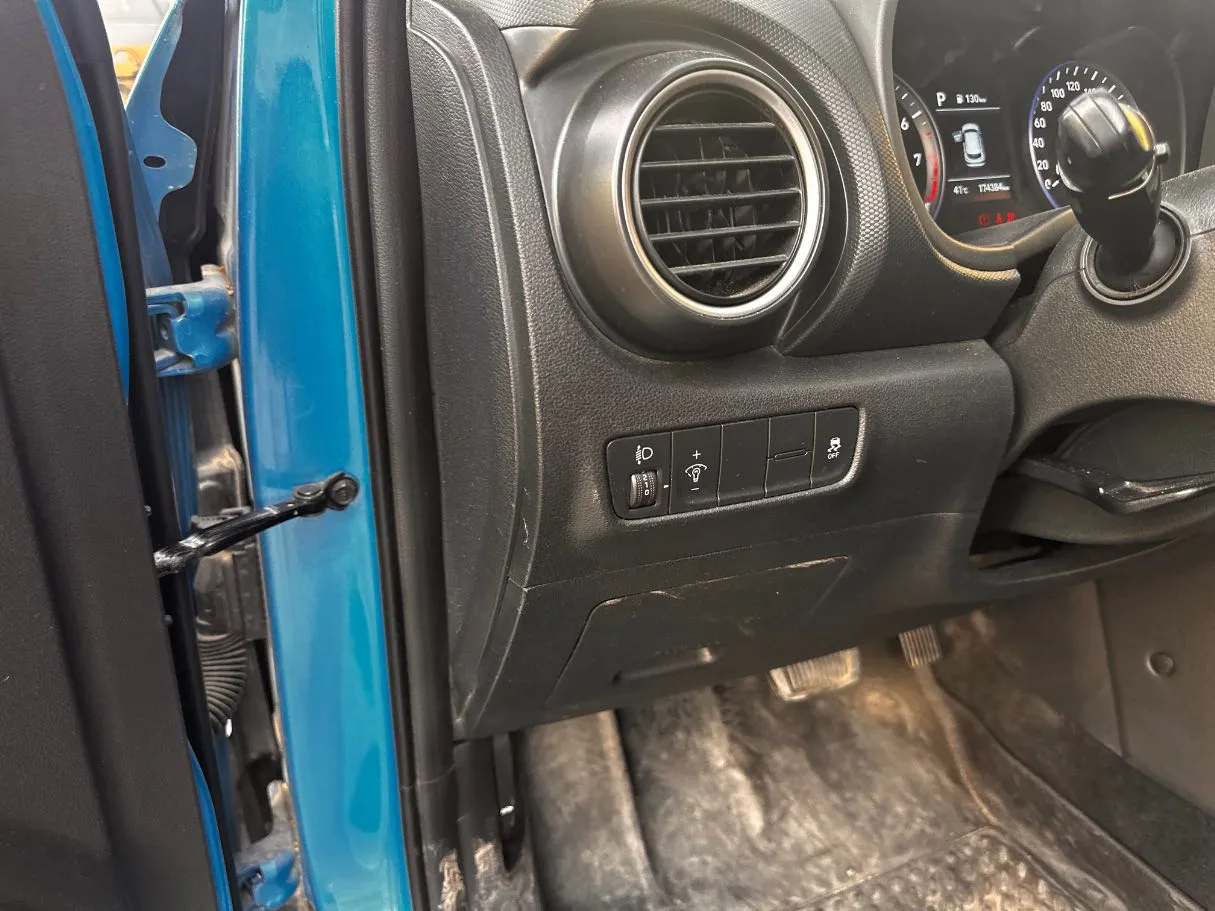 Car image 24