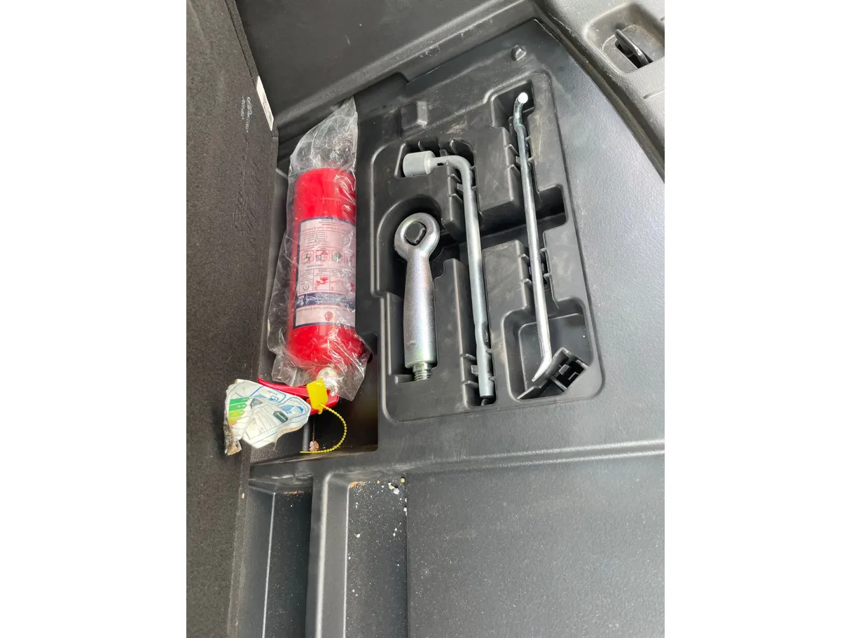Car image 25