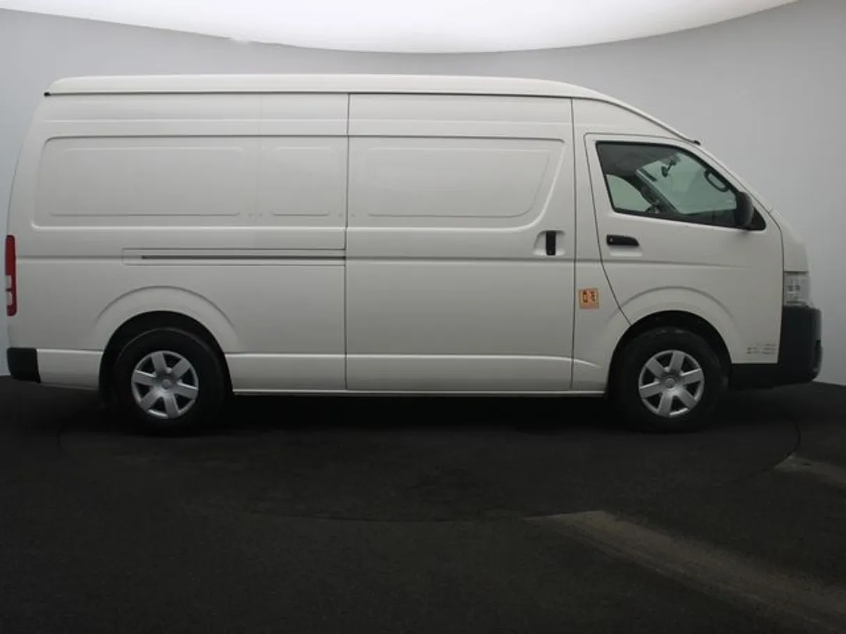 Car image 13