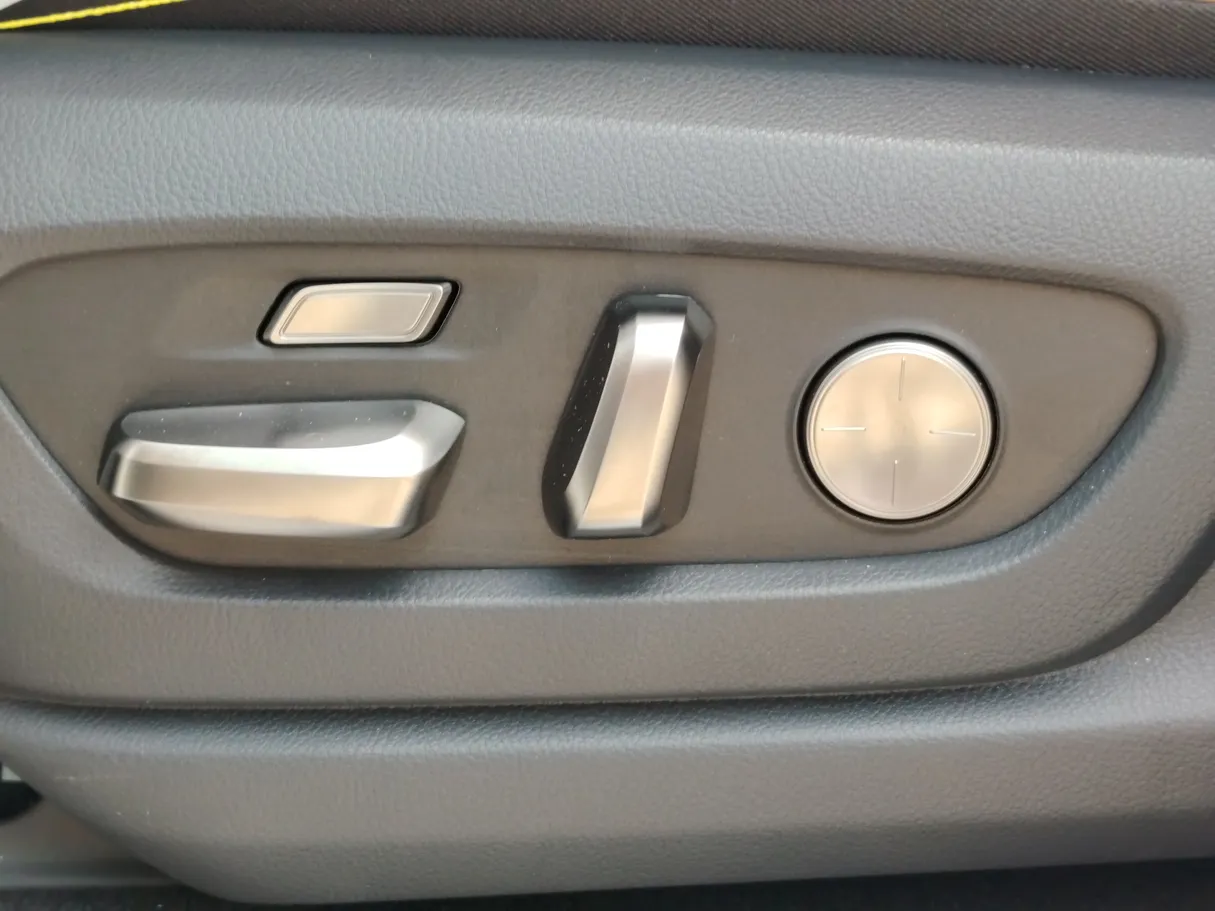 Car image 40