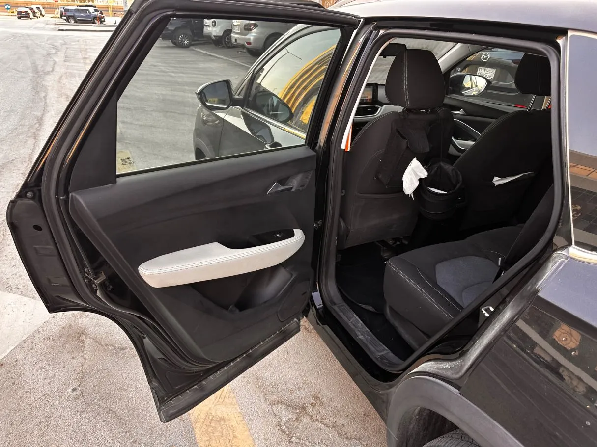 Car image 13