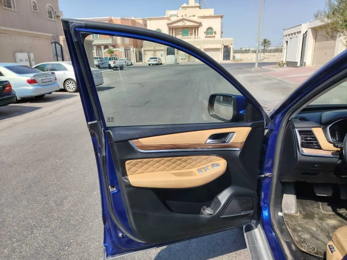 Car image 10
