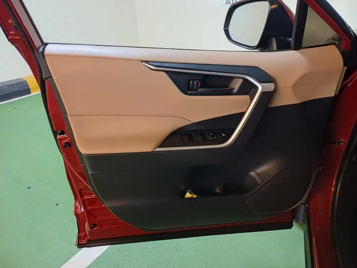 Car image 8