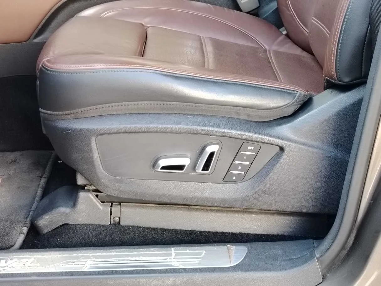 Car image 35