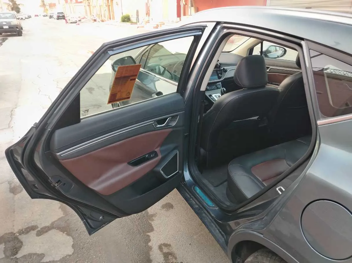 Car image 17