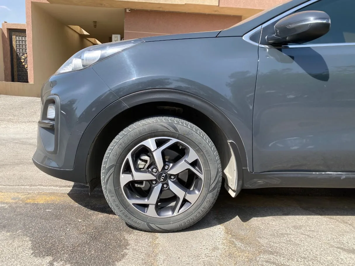 Car image 9