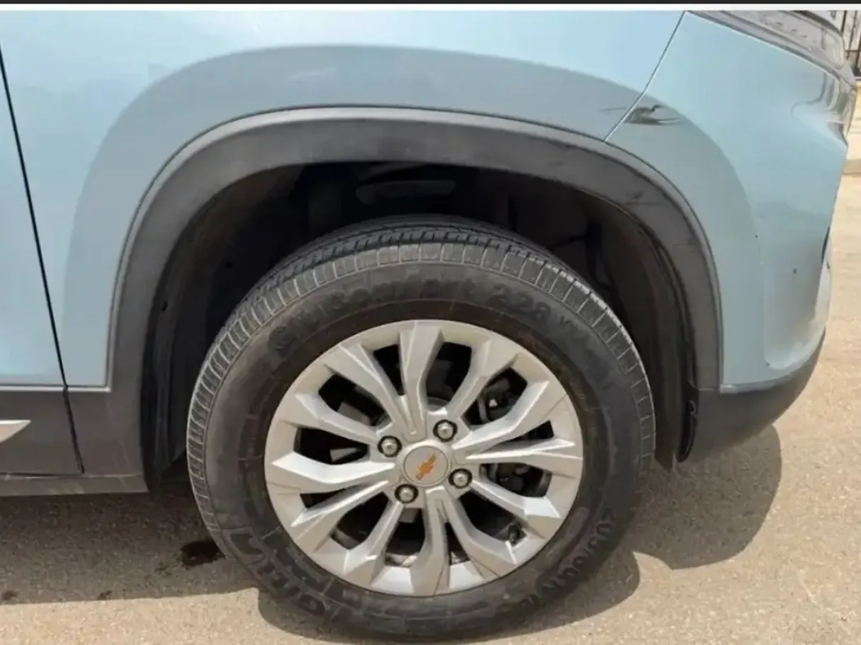 Car image 8