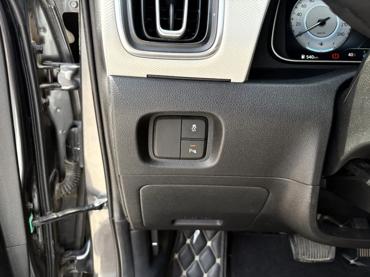 Car image 28