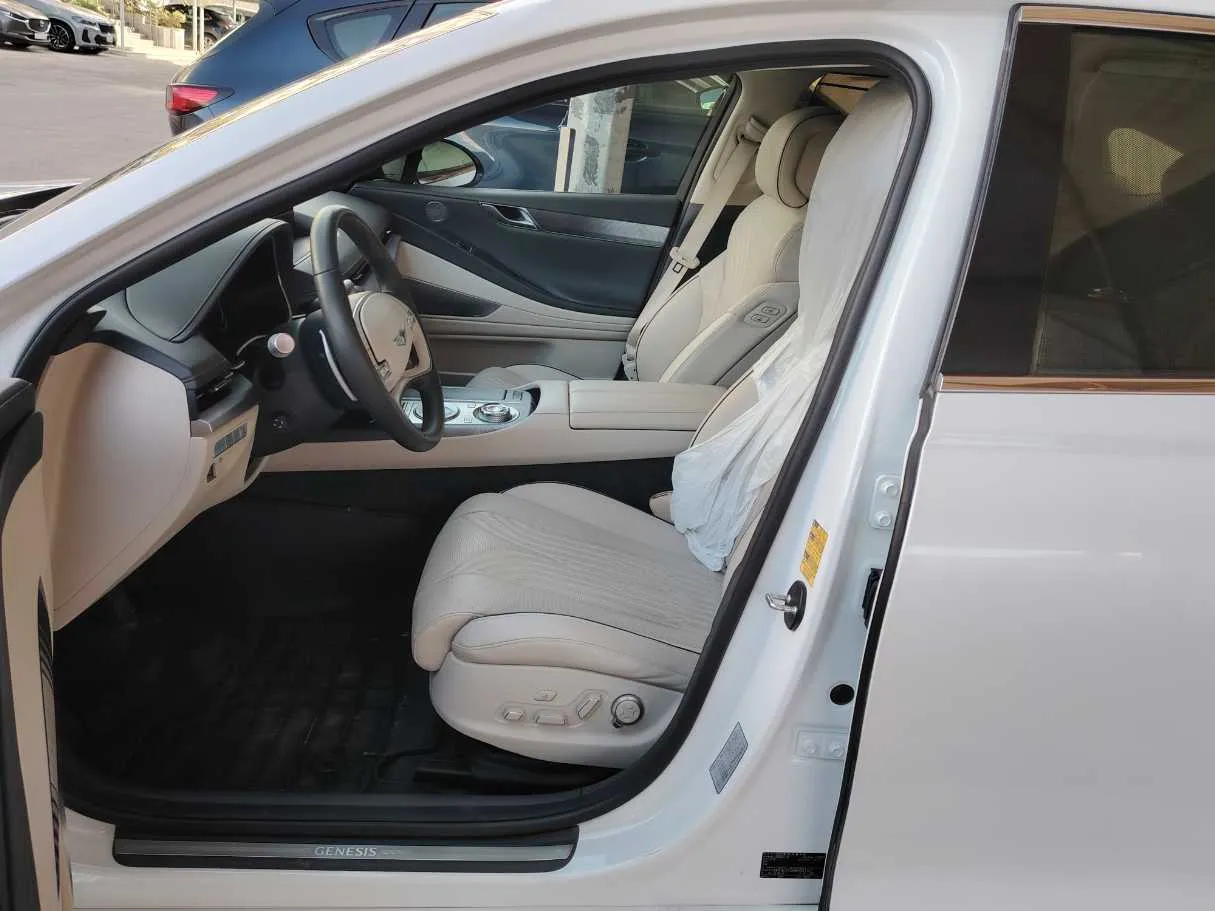 Car image 12