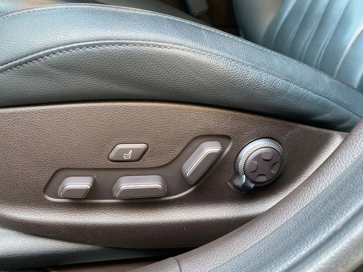 Car image 23