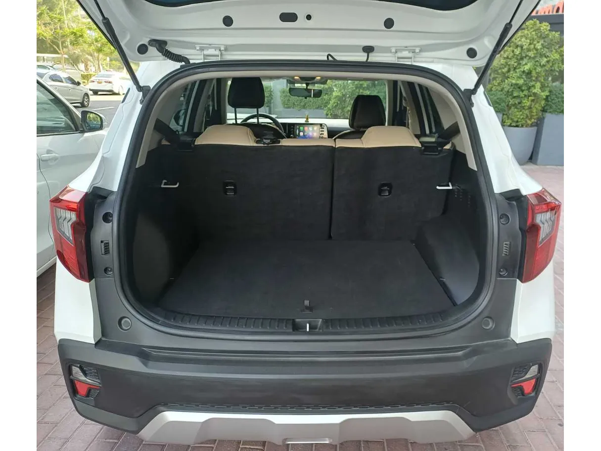 Car image 19