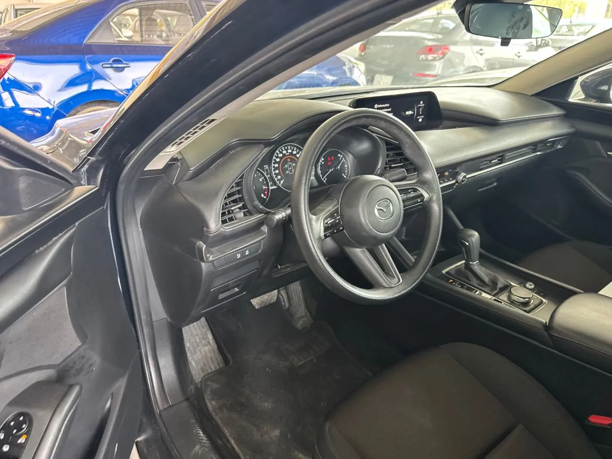 Car image 12