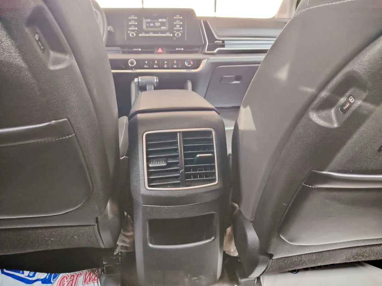 Car image 27