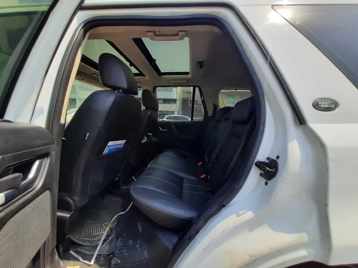 Car image 13