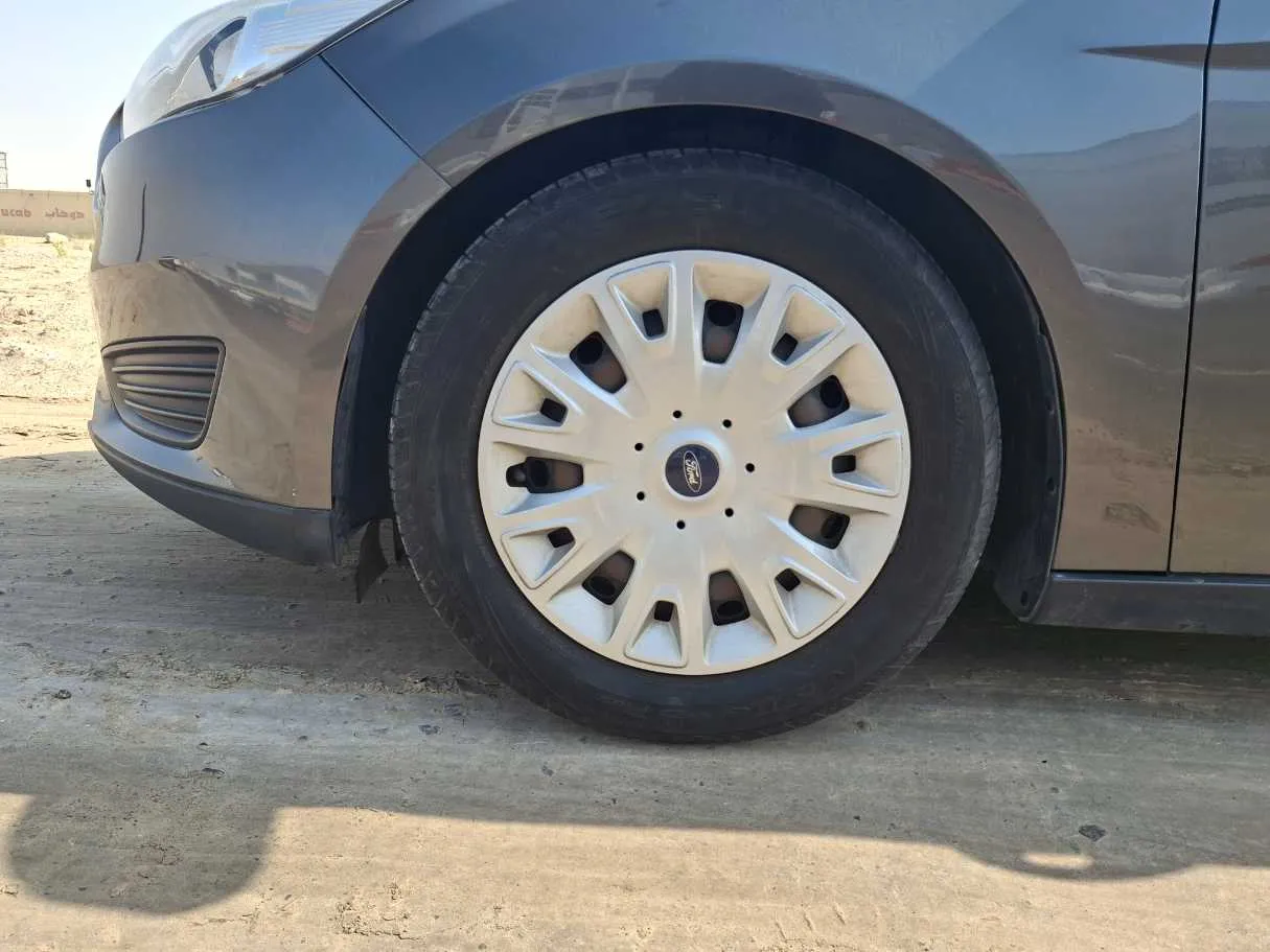 Car image 9