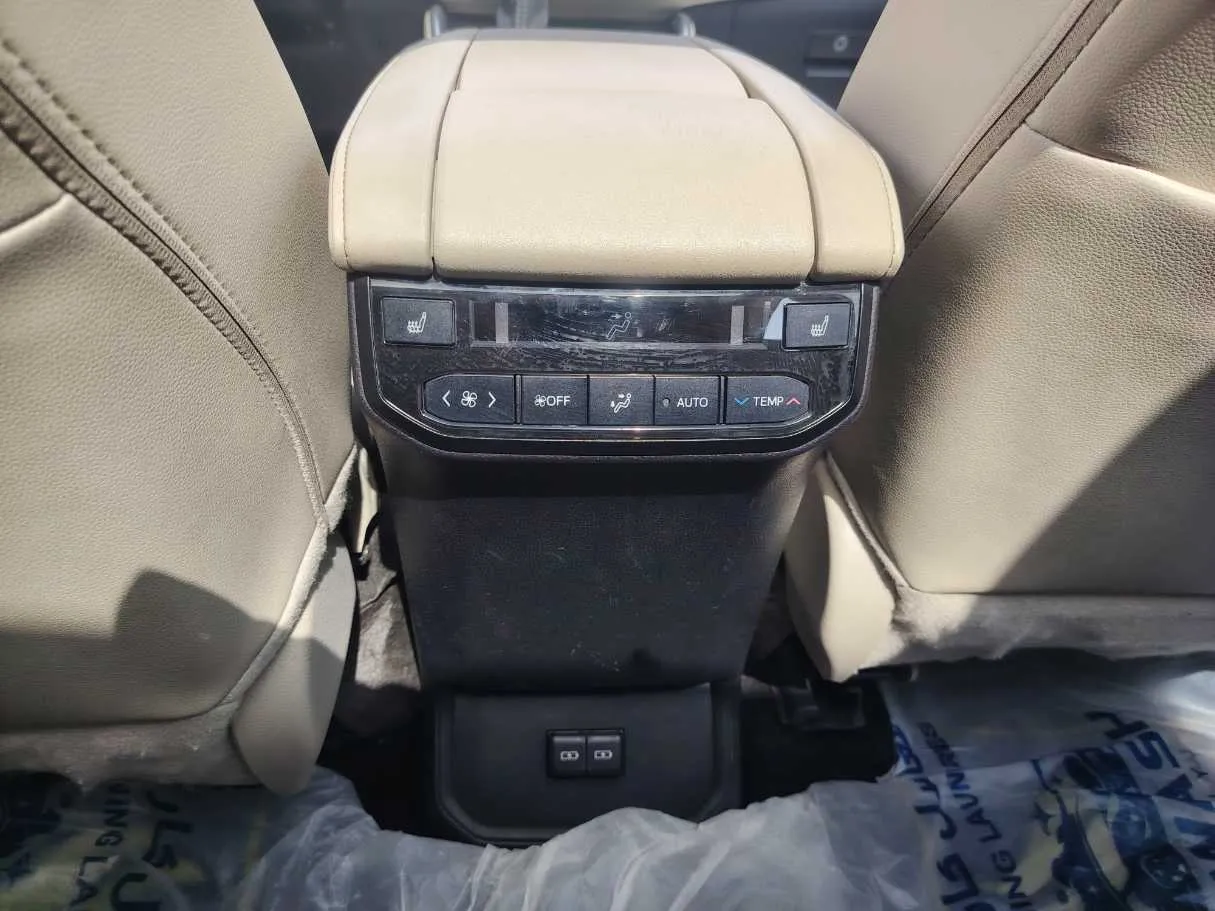 Car image 26