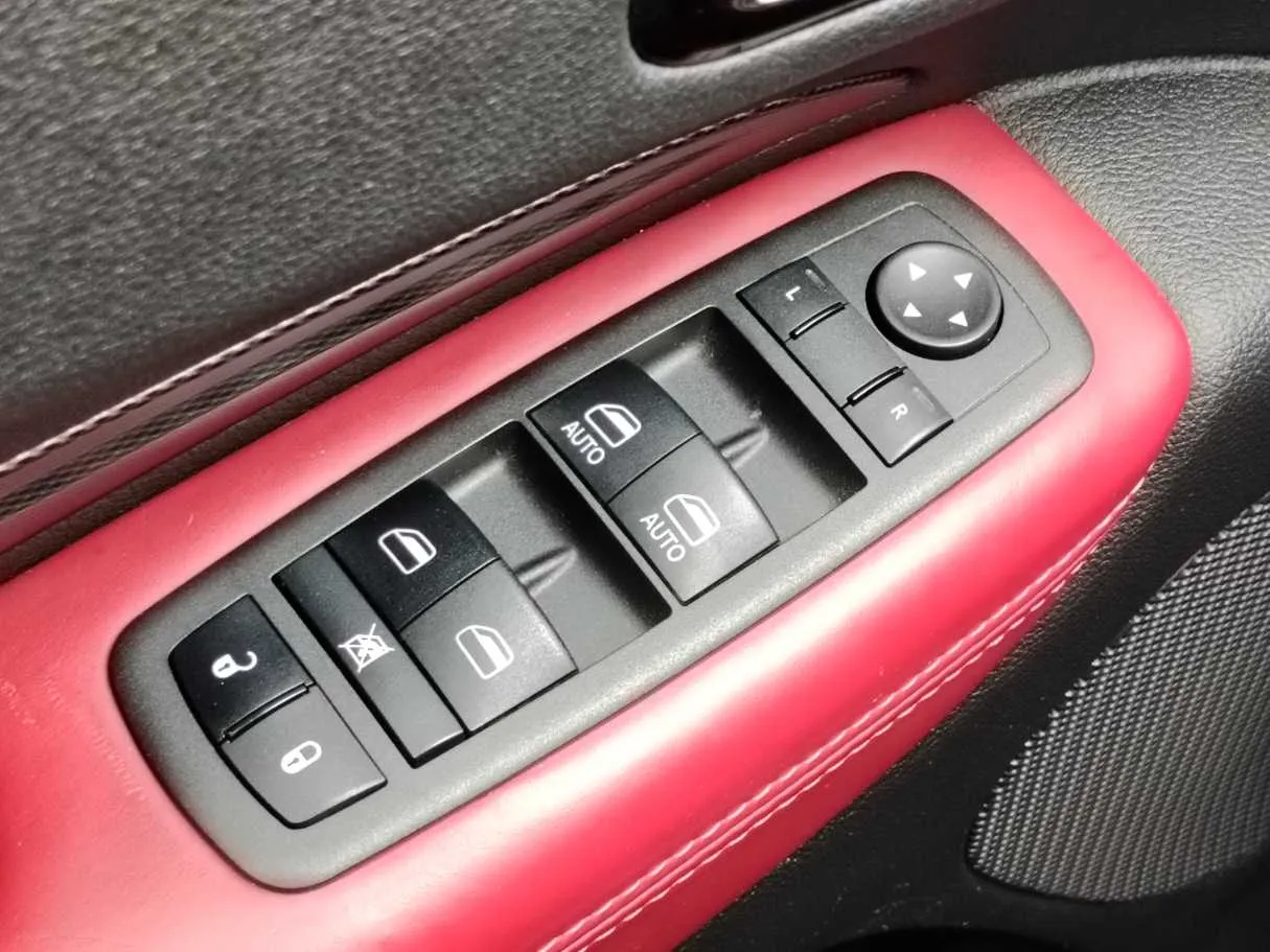 Car image 32
