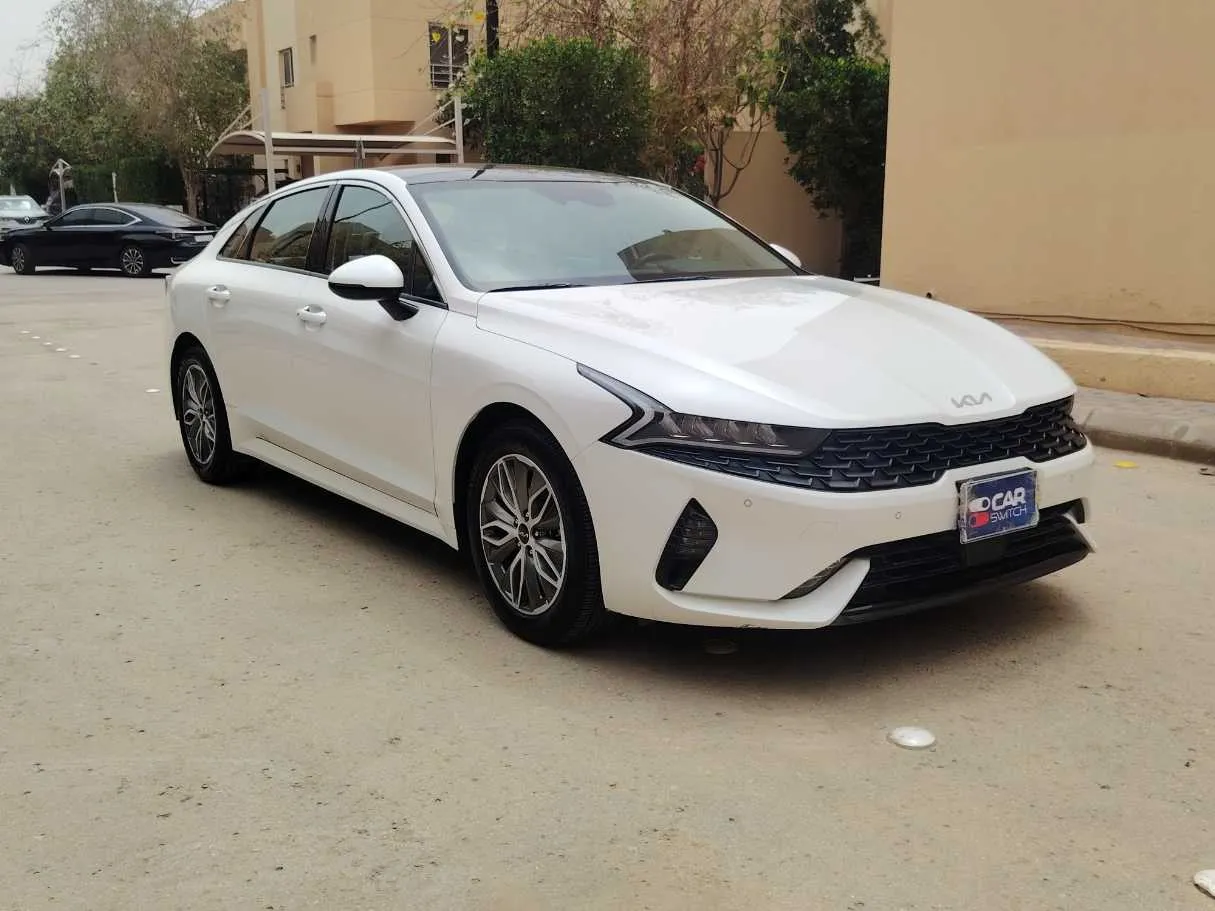 Car image 3
