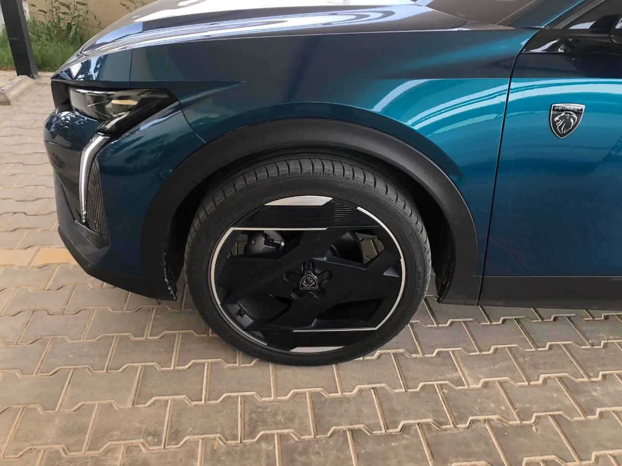 Car image 9