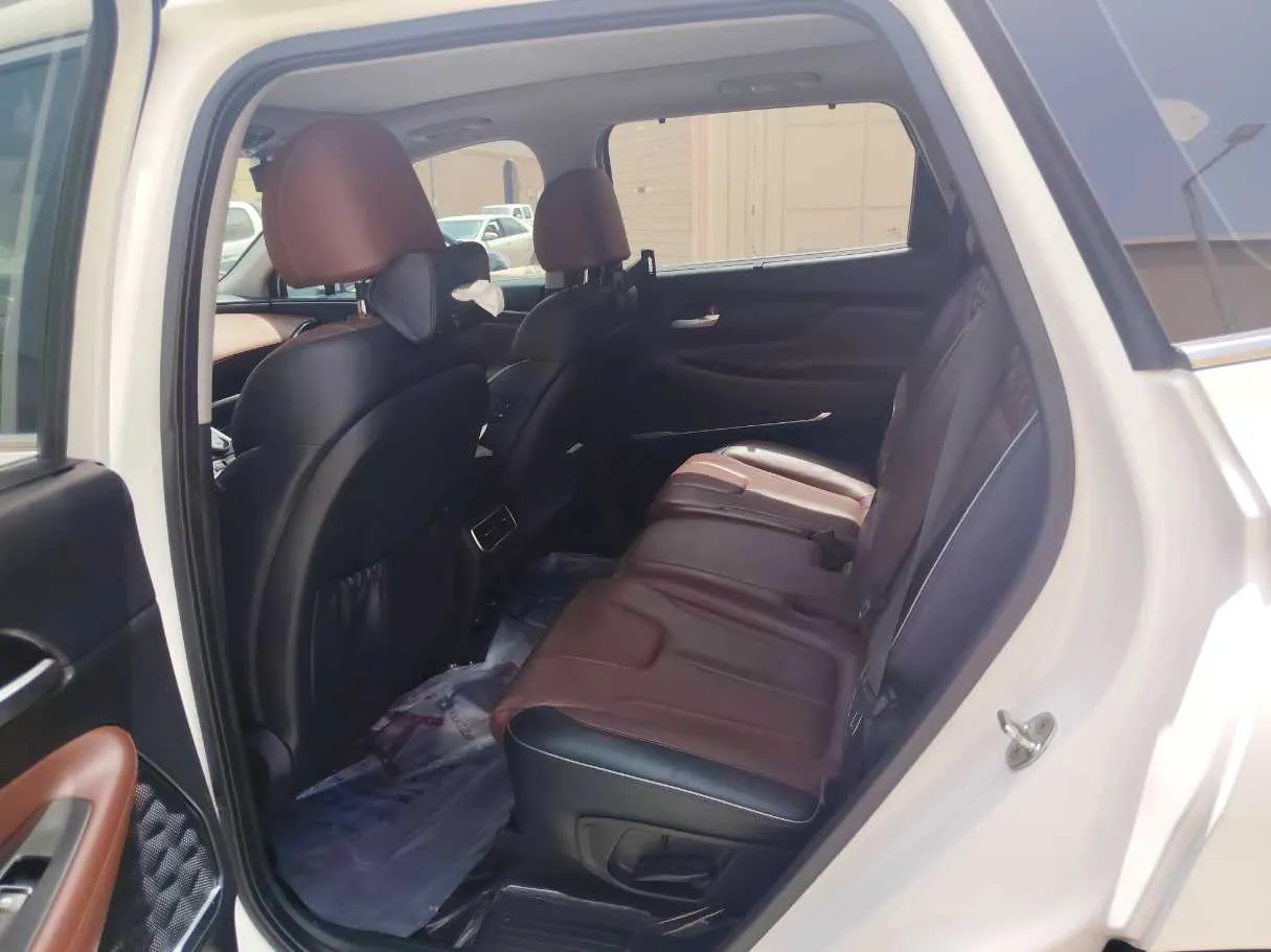 Car image 16