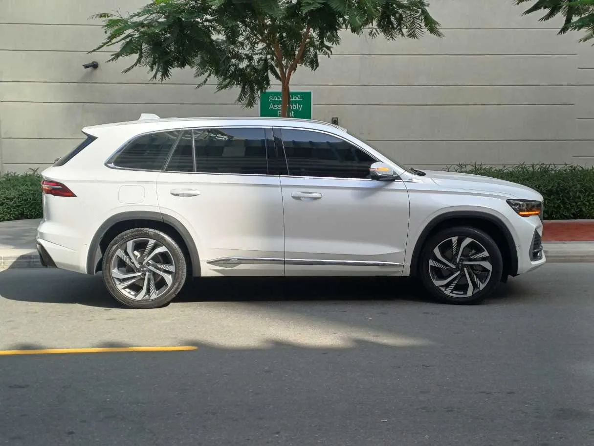 Car image 8