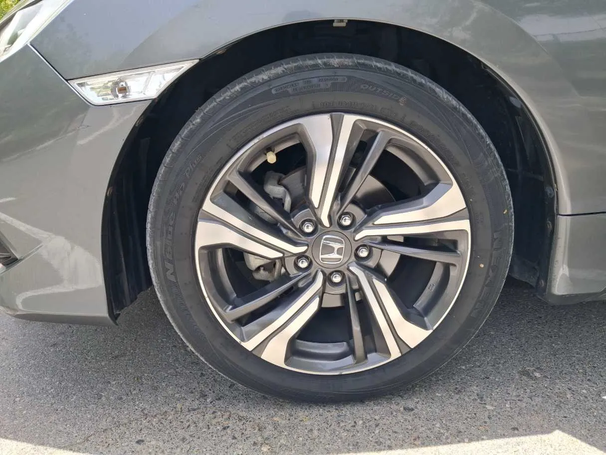 Car image 9