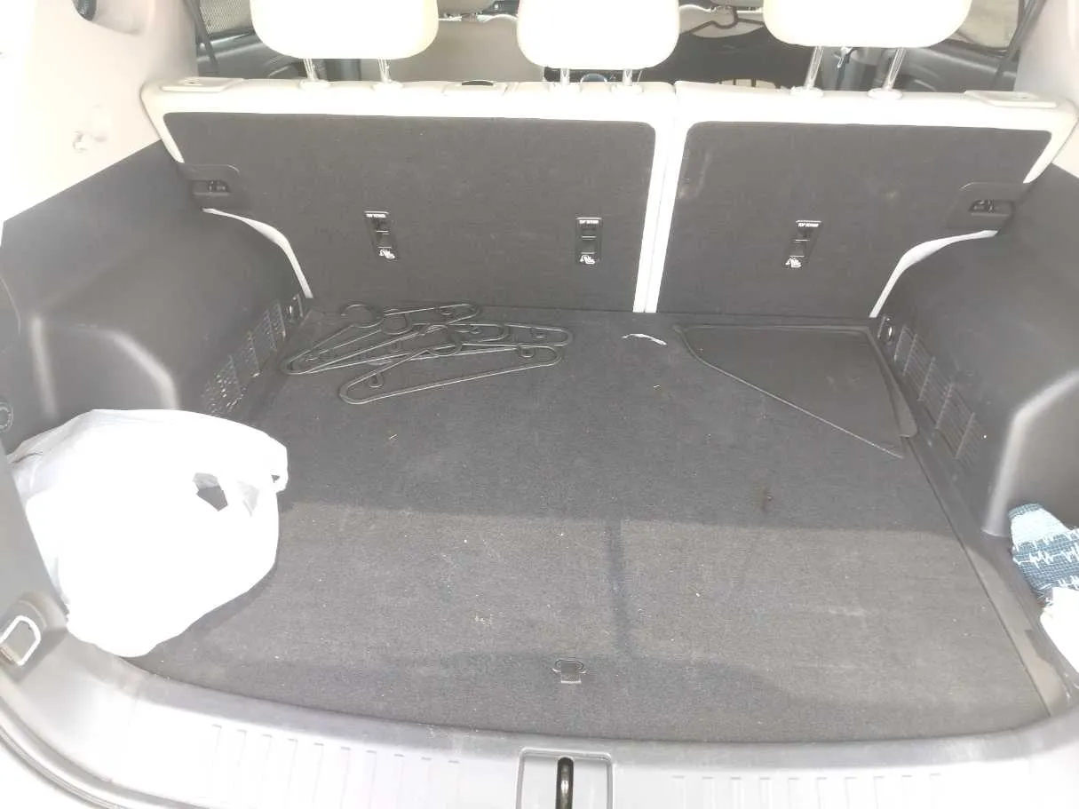 Car image 32