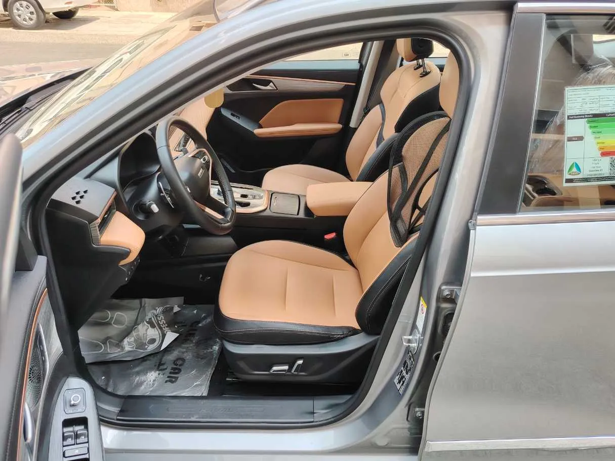 Car image 12