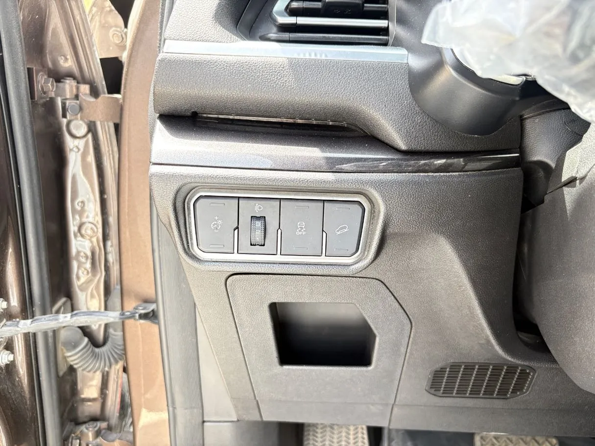 Car image 25