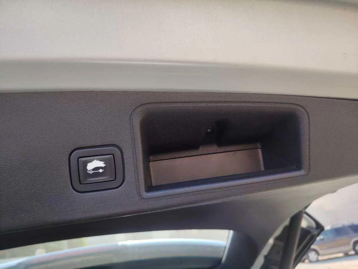 Car image 30