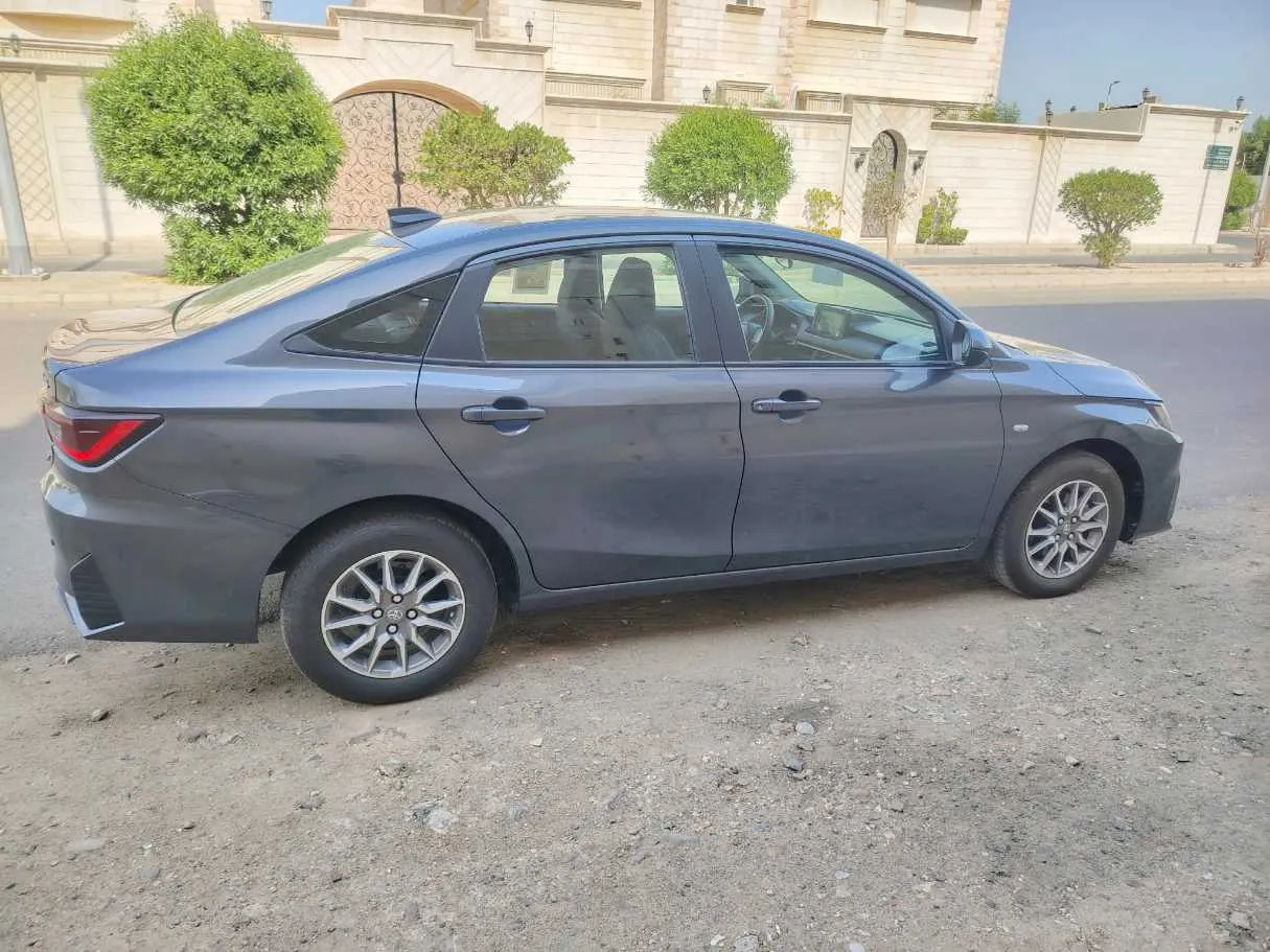 Car image 4