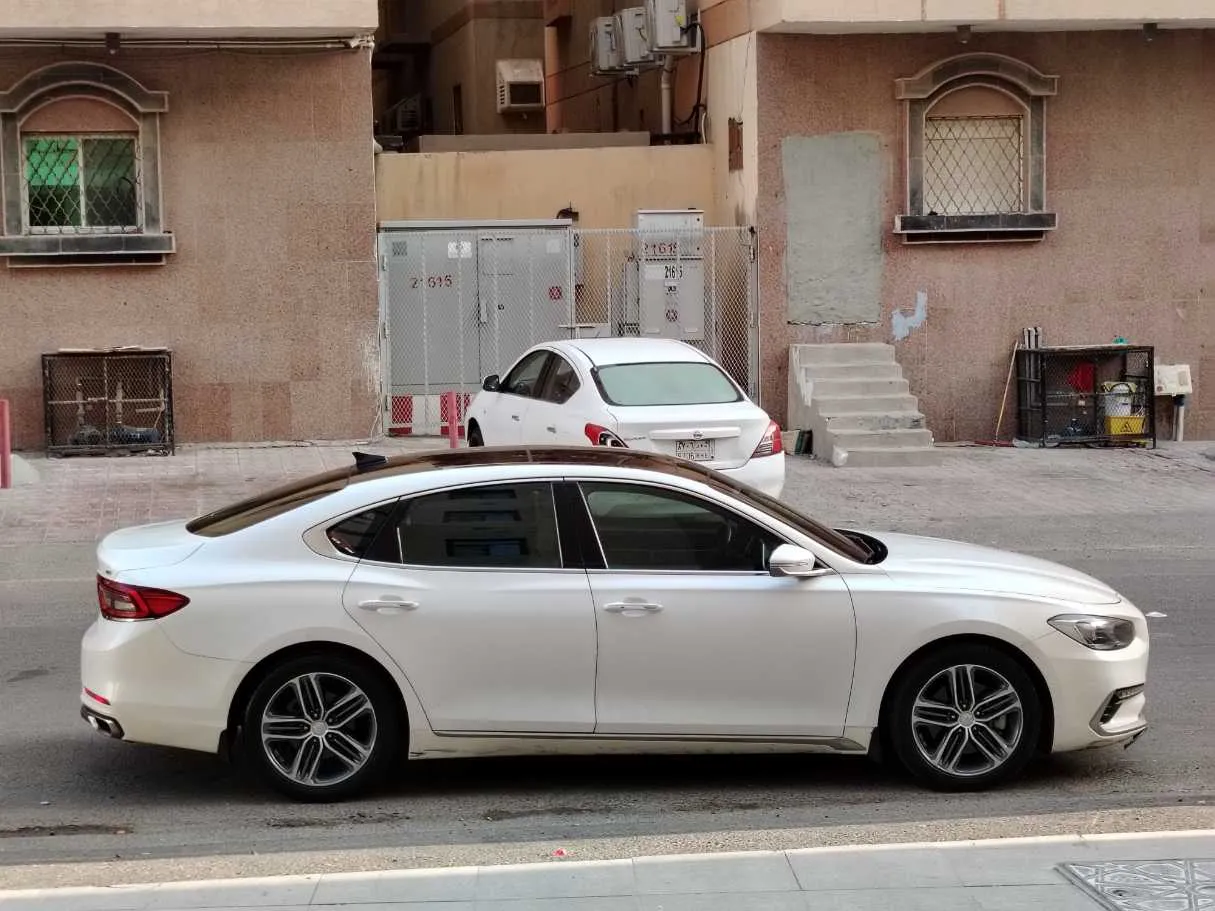Car image 4
