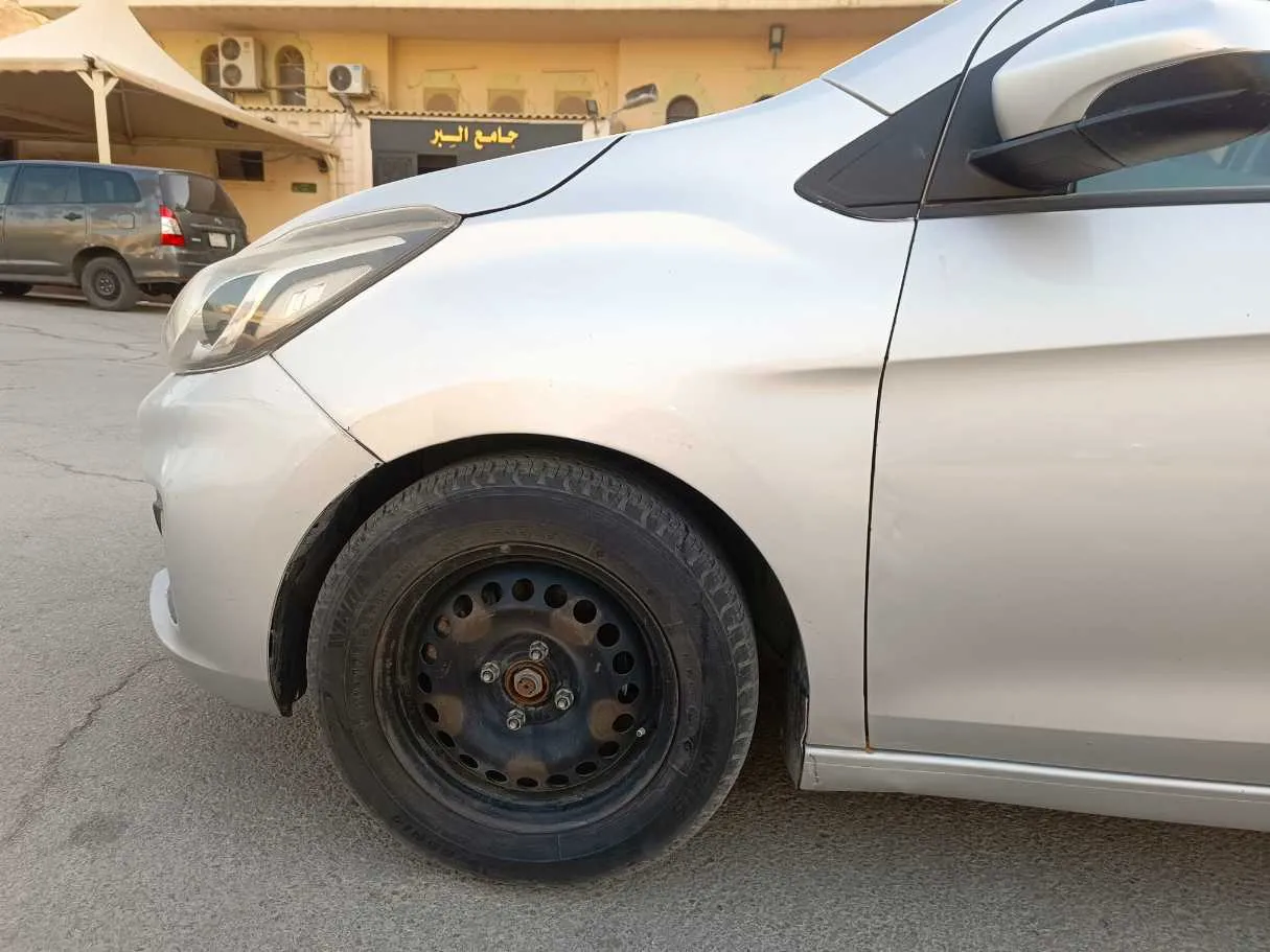 Car image 9