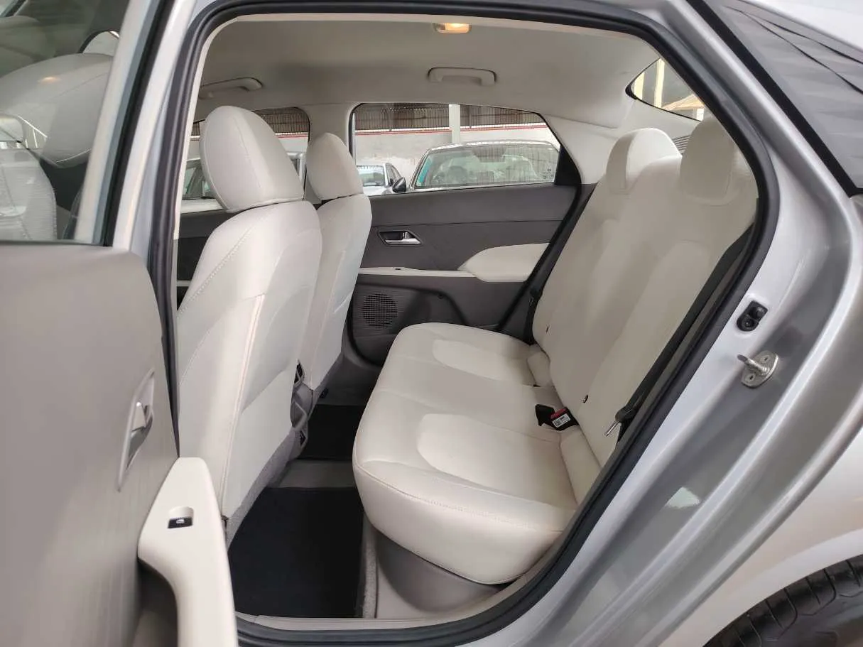 Car image 15