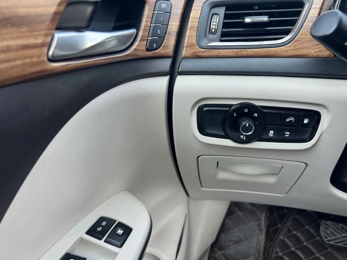 Car image 24