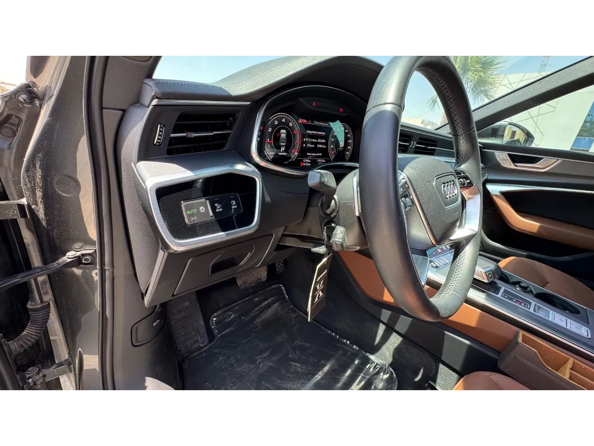 Car image 18